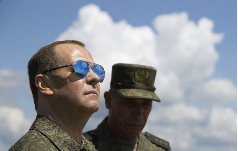 Medvedev: Použijeme jadrové zbrane, ak by ukrajinský protiútok uspel