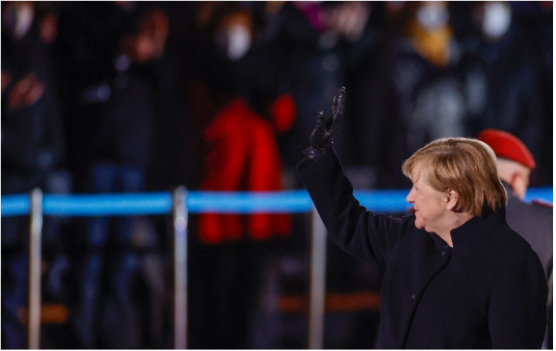 Ozbrojené sily sa vojenskou ceremóniou rozlúčili s Merkelovou