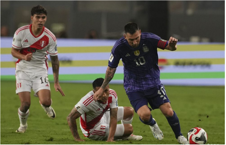 Messi dal dva góly Peru, Brazília prehrala v Uruguaji