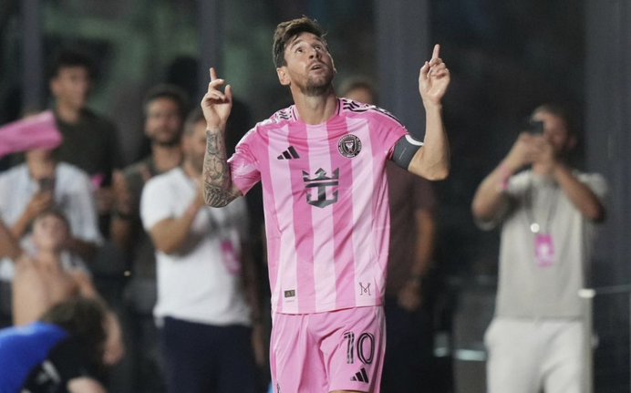 Messi sa po zranení blysol gólom a asistenciou, nastúpil z lavičky