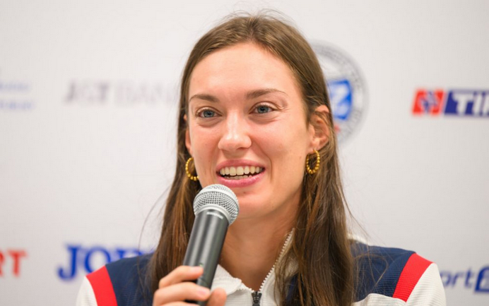 Slovenská tenistka Tereza Mihalíková spolu s Oliviou Nichollsovou získali titul vo štvorhre na trávnatom turnaji WTA 500 v Berlíne