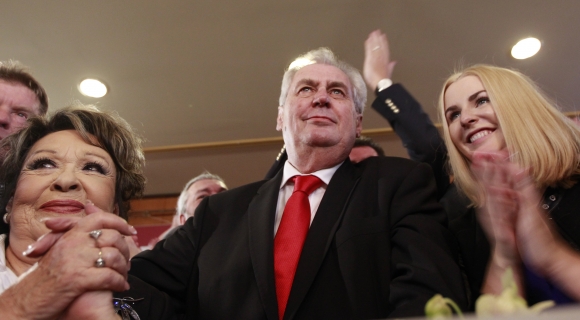 Prejav víťaza prezidentských volieb v Českej republike Miloša Zemana (uprostred) po ukončení hlasovania.