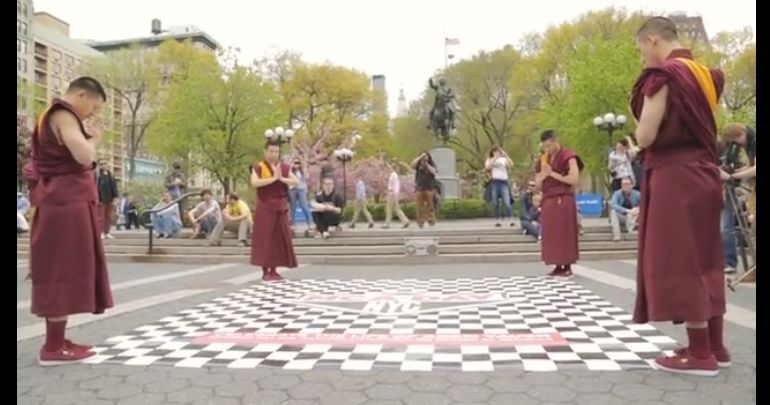 Video: Aj budhistický mnísi vedia tancovať breakdance