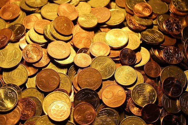 Zaokrúhľovanie konečnej sumy nákupov neznamená zrušenie drobných mincí