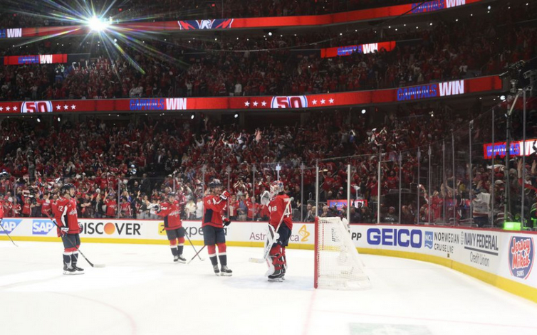 NHL: Slafkovský a Černák majú po sezóne, Washington a Tampa Bay postúpili