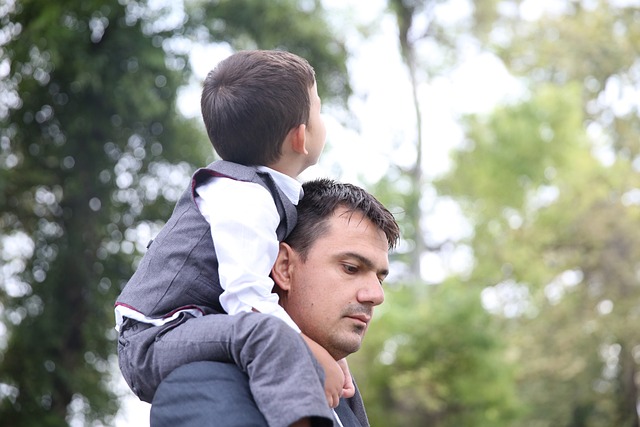 Deň otcov zvýrazňuje vzťah otca k dieťaťu a jeho úlohu v spoločnosti