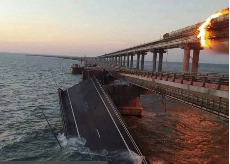 Na Kerčskom moste, ktorý spája Rusko s Krymom, došlo k silnému výbuchu