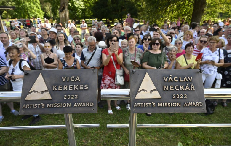 Na Moste slávy v T. Tepliciach pribudli tabuľky V.Kerekes a V.Neckářa