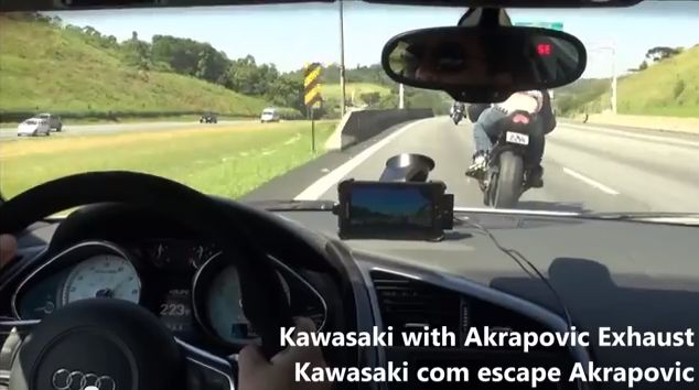 Video: Ako sa po diaľnici naháňa Audi R8 X s motorkami Kawasaki a Suzuki