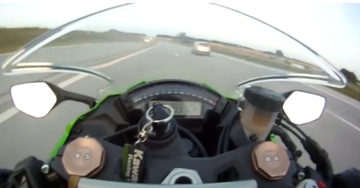 Video: Keď idete 300 km/h na motorke a predbehne vás Audi