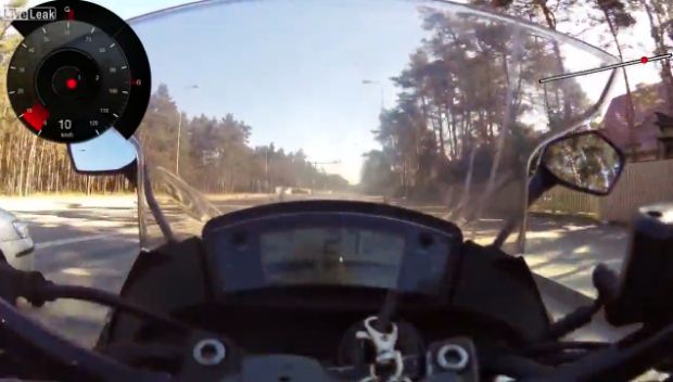 Video: Ruský motorkár zachránil pred tragédiou dve malé deti
