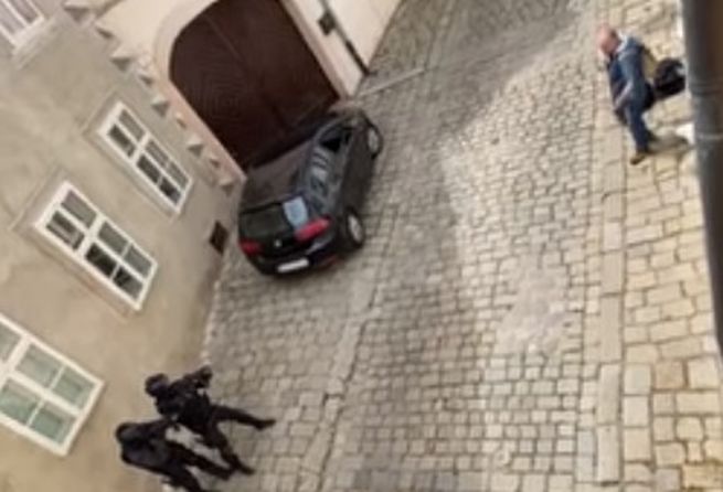 Nekop ho, točia to. Video zachytáva zásah policajtov voči mužovi s nožom v centre Bratislavy