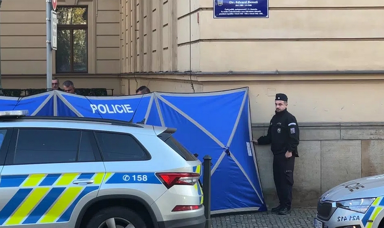 Pred českým Úradom vlády sa zastrelil muž