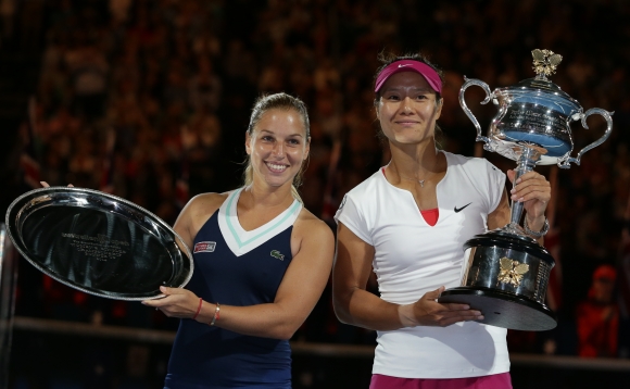 Zľava: Slovenská tenistka Dominika Cibulková a Číňanka Na Li po finálovom zápase Australian Open.
