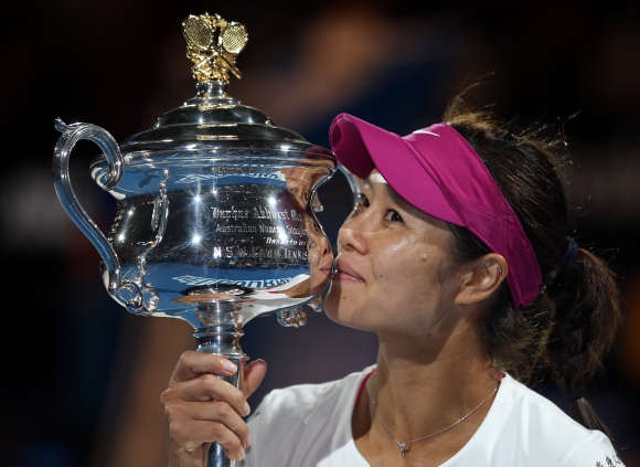 Čínska tenistka Na Li s víťaznou trofejou po finálovom zápase Australian Open, v ktorom porazila Slovenku Dominiku Cibulkovú 7:6 (3), 6:0.Foto: SITA/AP