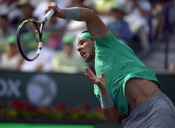 Španielsky tenista Rafael Nadal počas finálového zápasu na turnaji v kalifornskom Indian Wells, v ktorom porazil Argentínčana Juana Martína Del Potra 4:6, 6:3, 6:4.