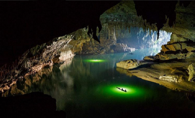 Video: Nahliadnite do sveta masívnej a krásnej jaskyne