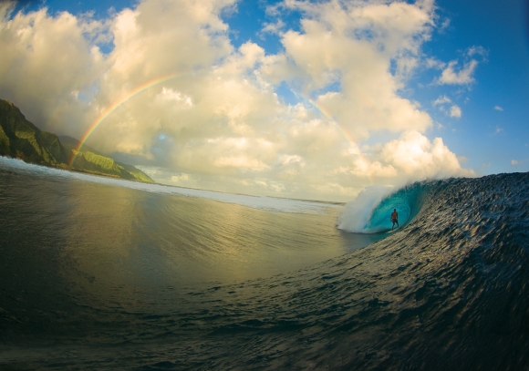 Fotografia surfistu na rozbúrenom mori