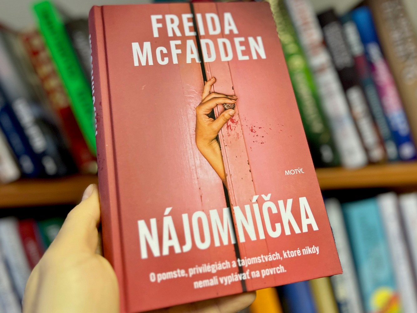 Freida McFadden opäť servíruje triler, ktorý vás dostane do pasce. Nájomníčka