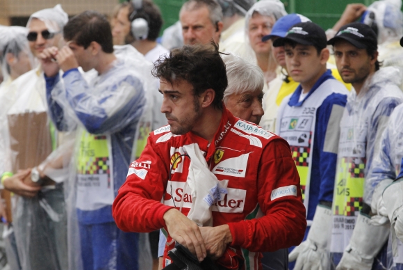 Španielsky jazdec Fernando Alonso z tímu Ferrari počas VC Brazílie. 