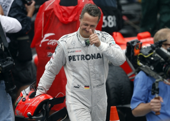 Nemecký jazdec Michael Schumacher gratuluje svojmu krajanovi Sebastianovi Vettelovi po skončení VC Brazílie.