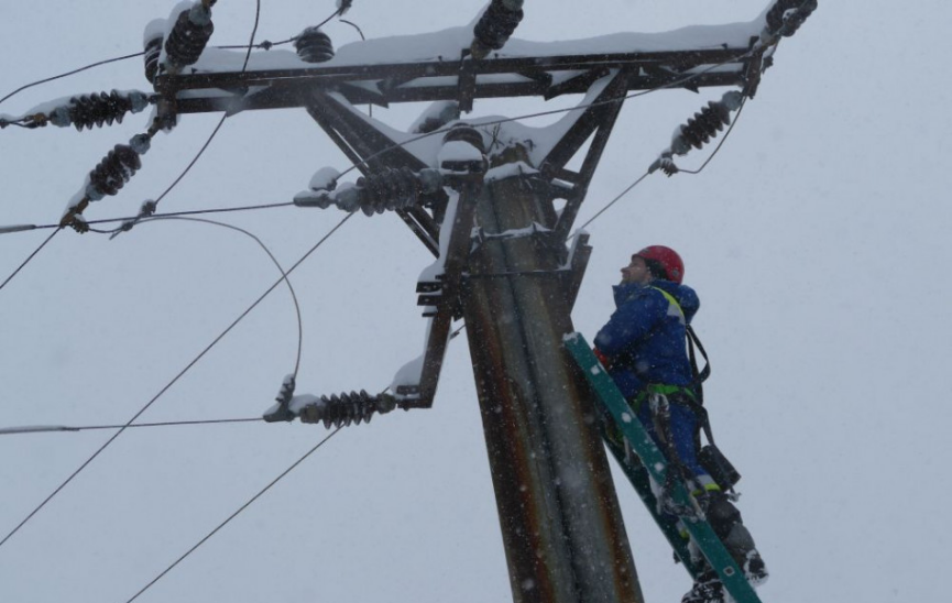 Na strednom Slovensku je po námraze bez elektriny tisícka miest