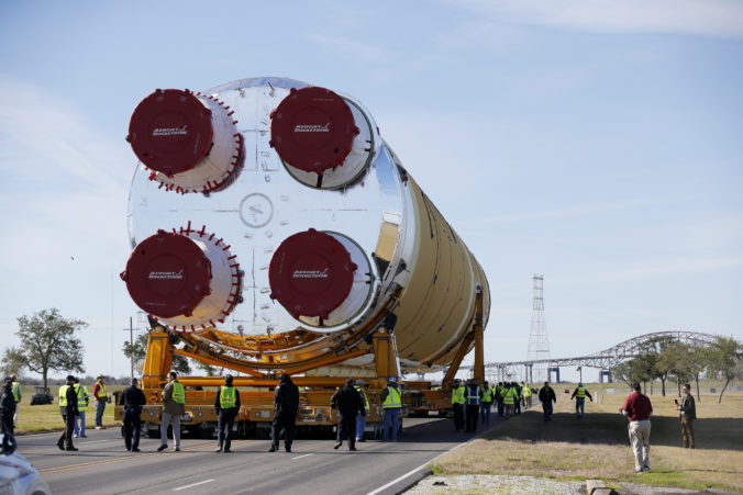 Pandémia nového koronavírusu narušila plány s misiou na Mesiac amerického Národného úradu pre letectvo a vesmír (NASA). Foto: archívne, AP Photo/Gerald Herbert