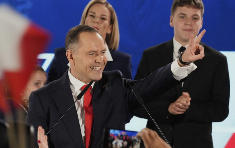 Víťazom poľských prezidentských volieb sa stal kandidát opozície konzervatívec Karol Nawrocki
