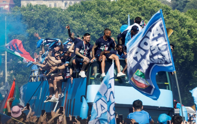 Futbalisti SSC Neapol oslávil titul jazdou autobusom, tímu vo Vatikáne požehná pápež