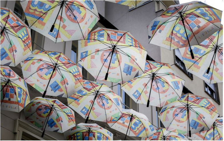 Dáždniky opäť skrášľujú Nedbalovu ulicu v Bratislave