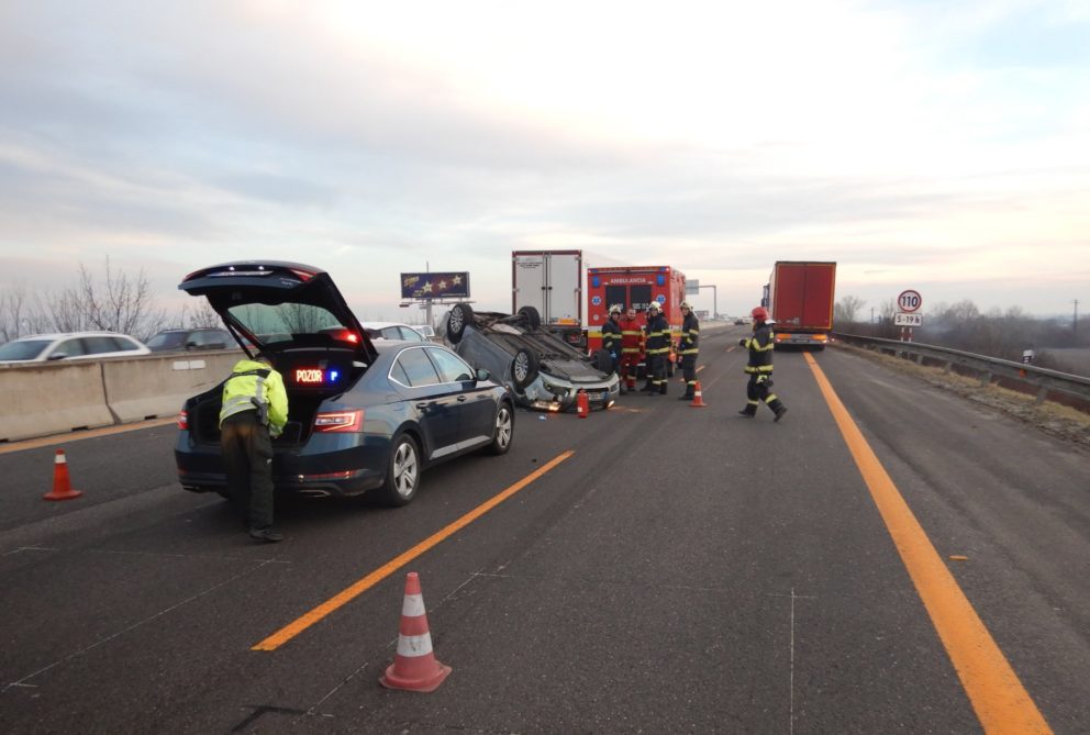 Foto: Na D1 sa zrazil Opel s nákladiakom, polícia pokutovala aj okoloidúcich zvedavých šoférov