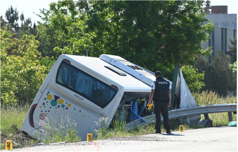 VIDEO: NEHODA AUTOBUSU A KAMIÓNA PRI GALANTE: Hlásia mnoho zranených