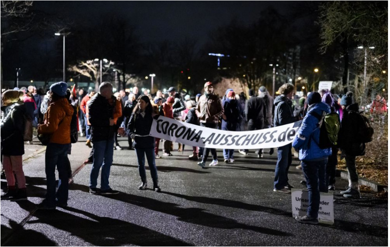 V Nemecku protestovali proti vládnym obmedzeniam aj proti antivaxerom