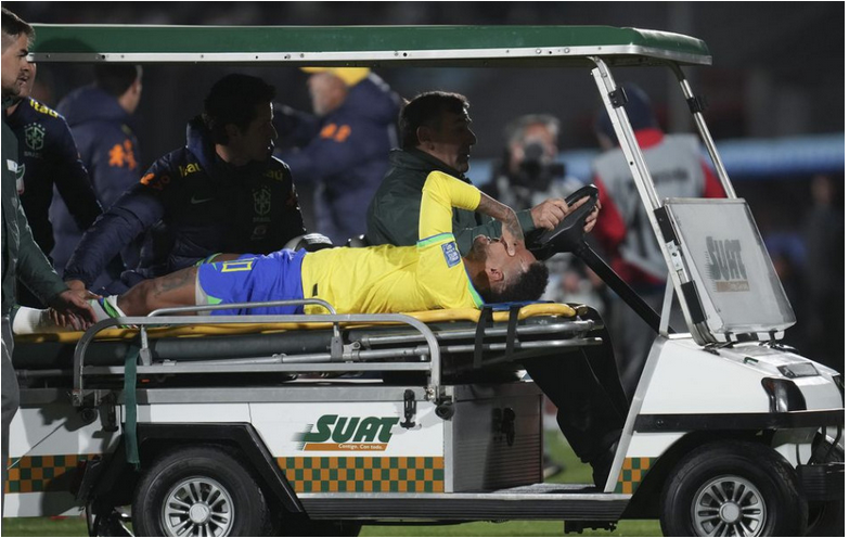 Neymar má roztrhnutý väz v kolene a čaká ho operácia