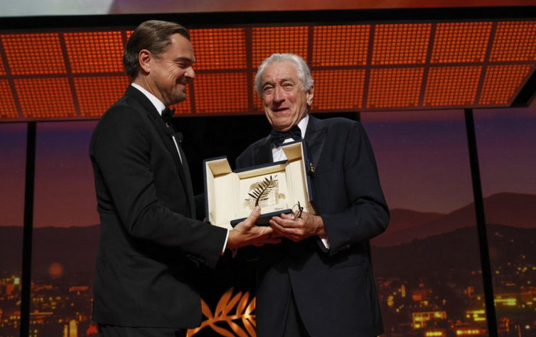 Na otvorení festivalu v Cannes 2025 rezonovala aj politika v USA. Robert De Niro si prevzal Zlatú palmu za svoje celoživotné dielo.