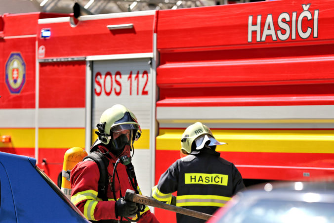 V Prievidzi horel byt, hasiči museli evakuovať osem susedov
