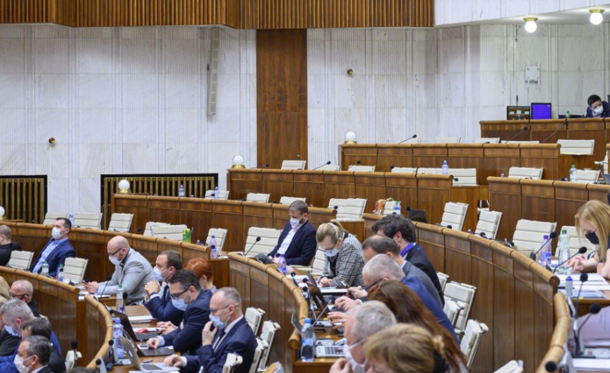 Parlament schválil balík zmien súvisiaci s druhou vlnou pandémie