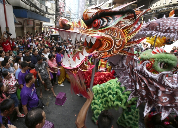miliónov Číňanov oslavujú nový rok hada