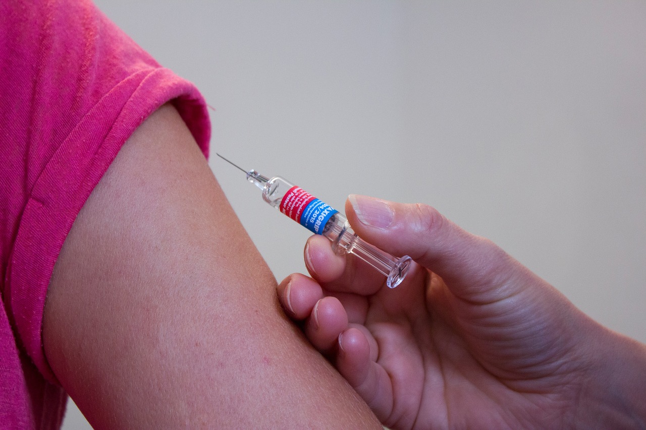 ECDC: Samotné očkovanie bez ráznych krokov šírenie omikronu nezastaví