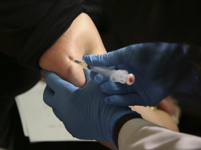 Dali by ste sa zaočkovať proti koronavírusu? Niektorí Slováci v prieskume prekvapili
