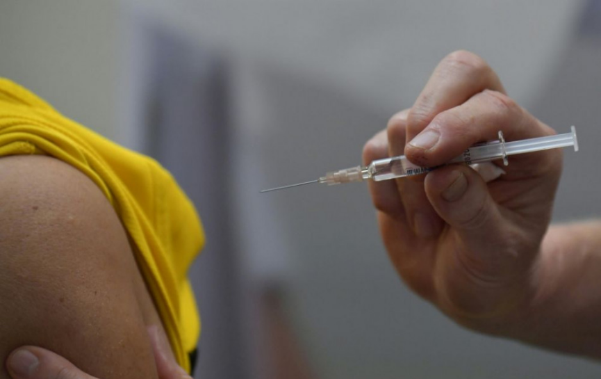 Ďalšie skupiny budú musieť na tretiu očkovaciu dávku počkať