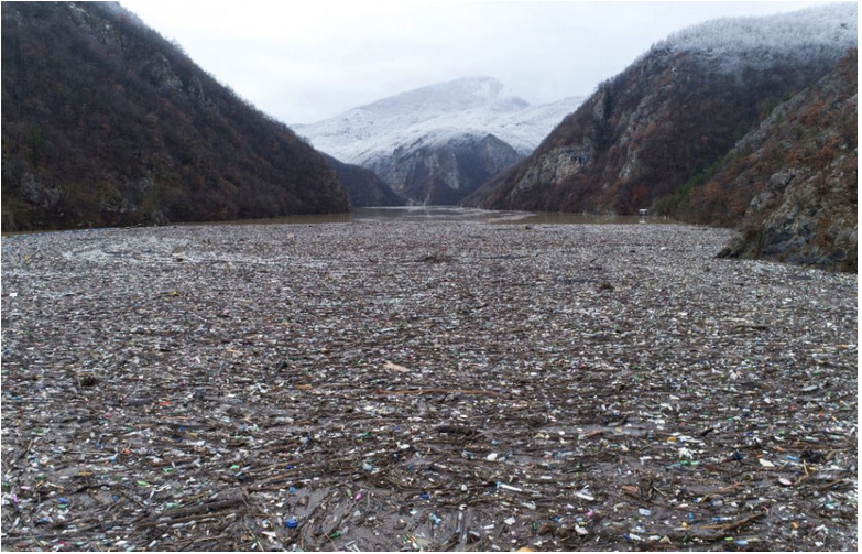 Na hladine rieky Drina v Bosne pláva obrovské množstvo odpadu