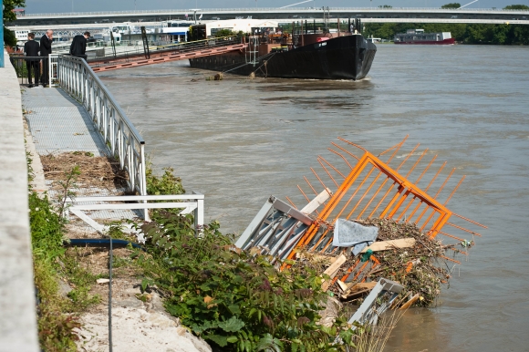 Odpad zachytený na kovových konštrukciách po poklese hladiny rieky Dunaj. Bratislava, 8. jún 2013. 