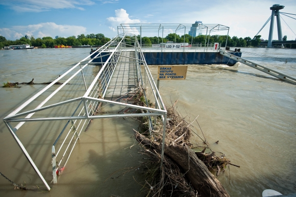 Odpad zachytený na kovových konštrukciách po poklese hladiny rieky Dunaj. Bratislava, 8. jún 2013.
