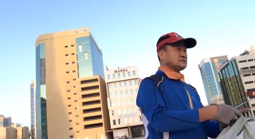 Video: Kórejský milionár 11 rokov každé ráno zbiera smeti na ulici