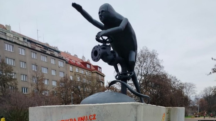 Sochu Koneva v Prahe vystriedal hajlujúci ohyzd s tvárou Putina