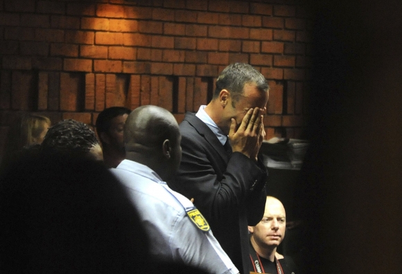 Oscar Pistorius na súde neudržal slzy, rozplakal sa. 