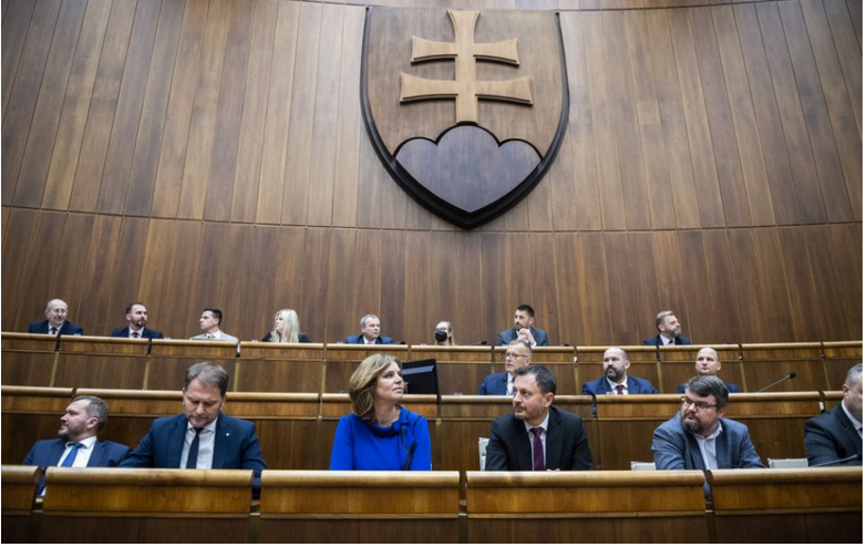 PARLAMENT VYSLOVIL NEDÔVERU VLÁDE. Za pád vlády hlasovalo 78 zo 102 prítomných poslancov