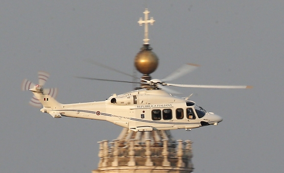 Pápež Benedikt XVI. helikoptérou odlieta z Vatikánu.