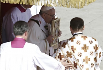 Pápež František slúži prvú omšu v úrade hlavy katolíckej cirkvi.